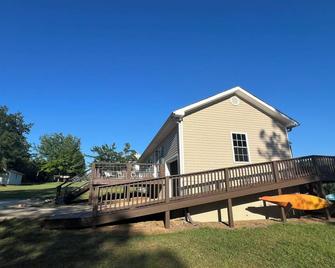 Neely Henry Lake bungalow with 3 bedrooms and 2 baths - Ashville - Building