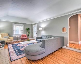 Idyllic Springfield Haven w/ Screened Porch! - Springfield - Living room