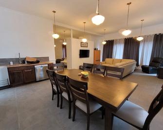 Charming renovated Bank building direct access for ATV/ snowmobiles - Bingham - Comedor
