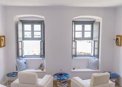 MyCrown Suite, Luxurious apartment with sea view located at the port of Hydra - Hydra - Soggiorno