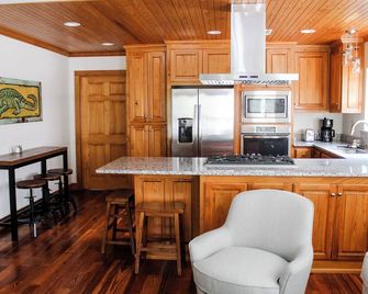 Welcome to The Oyster Shack! The Coast's cutest coastal cottage! - Gulfport - Kitchen