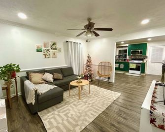 Cozy 3-Bedroom Home w/ Covered Deck. Pet-Friendly! - Lawrenceville - Living room