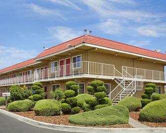 Days Inn by Wyndham Turlock - Turlock - Gebäude