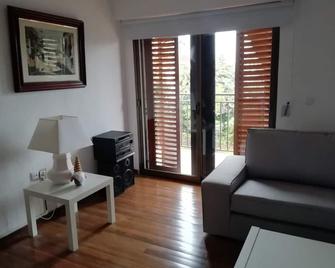 Estupenda Villa con piscina 5 minutos centro Granada Prohibido fiestas - Granada - Sala de estar