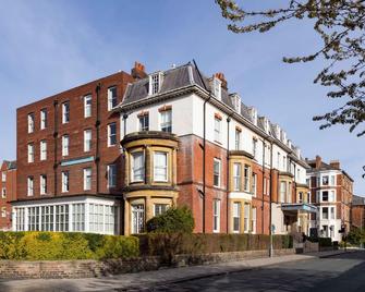 The New Southlands Hotel - Scarborough - Building