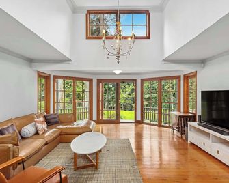 The Manor by Coast Hosting - Holgate - Wohnzimmer