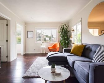 Designer Silver Lake Hillside Retreat with Sauna - 로스앤젤레스 - 거실