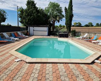 Escale Au Clos Saint Martin De Juillers Gîtes Et Chambres D'hôtes - Saint-Jean-d'Angély - Piscina