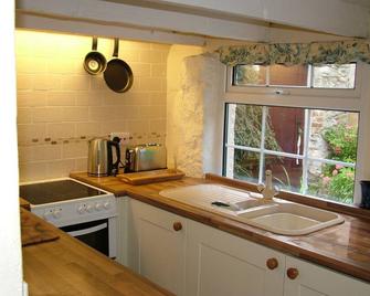 Geranium Cottage ,Detached three bedroom cottage, centre of Lostwithiel PL22 - Lostwithiel - Kitchen