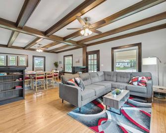Entire house/4bd 1bath/GlenEllyn - Glen Ellyn - Living room