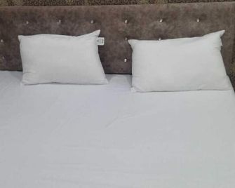 Virendra Palace Guest House - Varanasi - Bedroom