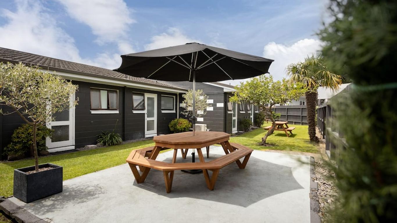 Cobblestone Court Motel - Wenzel Motels