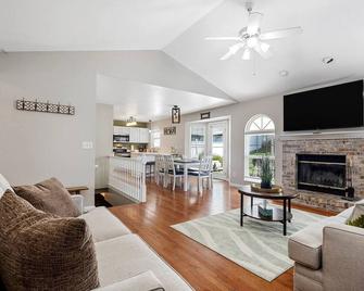 Sage Haven Ranch Retreat, Yard, Fire Pit, BBQ, Office space, Close to shopping - St. Peters - Living room