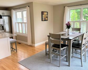 Conveniently Located Young House With Central Ac, 2-Car Garage, 3 Br 2.5 Ba - Nashua - Dining room