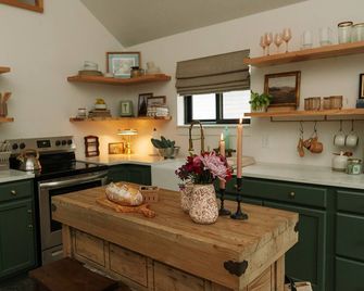 Welcome to our charming Montana cottage with a cozy traveler’s inn twist! .\n - Hamilton - Kitchen