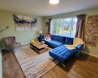 Lake Access Upstate NY - your Catskills getaway with hot tub, sauna and firepit! - Loch Sheldrake - Living room