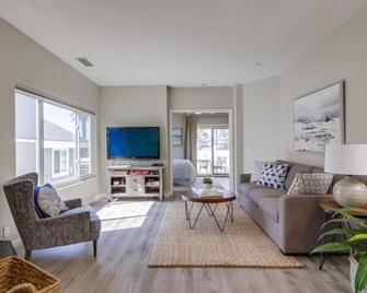 NEW Charming Beach Style Condo Steps to the Sand - San Diego - Living room