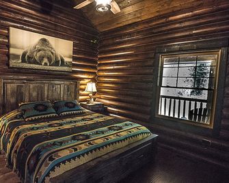 Bear Creek Cabin 3 - 2 bed, 2 bath cabin, sleeps 6 - Gardiner - Bedroom