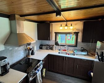 Cozy Riverside Cottage with Private Hot Tub - Harrison Hot Springs - Keuken