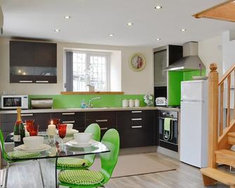 2 bedroom accommodation in Pontarddulais, near Llanelli - Pontarddulais - Kitchen