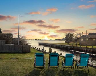 Location and views! Located directly on Shinnecock Bay! - Southampton - Pool