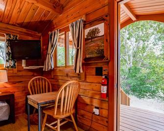Cozy Log Cabin on Miller Creek - 5 mi south of downtown Johnson City - Johnson City - Dining room