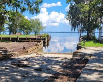 Cozy lake living House and Cottage. Bring the family, pets and your boat. - Crescent City - Outdoors view