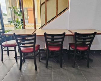 Capital O Travelers Inn Lawton Fort Sill - Лотон - Ресторан