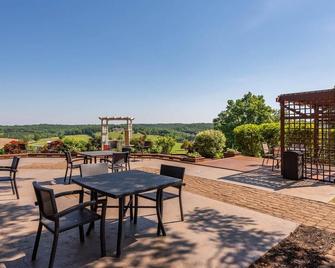 Private and Cozy Cottage with Spectacular Hilltop Views - Seasonal Pool &Hot tub - Paoli - Patio