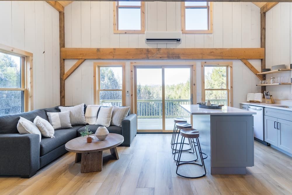 Newly built Vermont secluded cabin retreat with AC and brand new Hot Tub!!! - Londonderry - Obývací pokoj