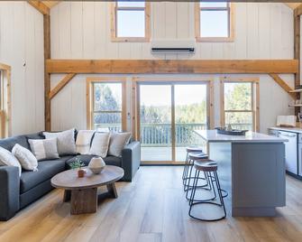 Newly built Vermont secluded cabin retreat with AC and brand new Hot Tub!!! - Londonderry - Living room