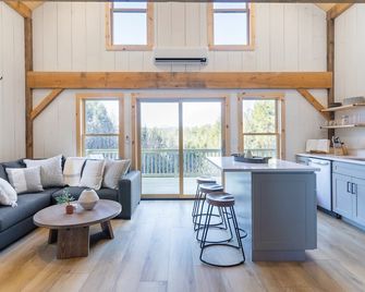 Newly built Vermont secluded cabin retreat with AC and brand new Hot Tub!!! - Londonderry - Obývací pokoj