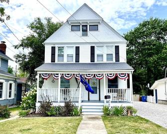 Entire Unit: Charming Century Home In Harbour Town - Vermilion - Building