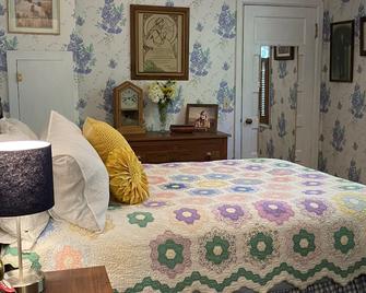 Charming Grandma Chic home in the Wood River Valley steps from the bike path - Bellevue - Habitación