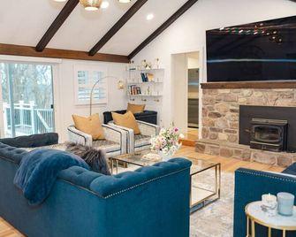 Superior Guest Room w Hot Tub w Outdoor view - New Hope - Living room