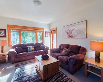 Sunny and Cozy Two Bedroom - Rossland - Living room