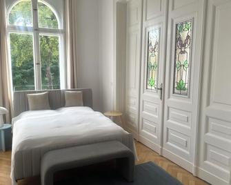 Charmante Altbauwohnung, 2 kostenfreie Parkplätze - Francfort-sur-l'Oder - Chambre