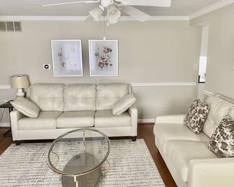 Gmu & Courthouse Suite - Fairfax - Living room
