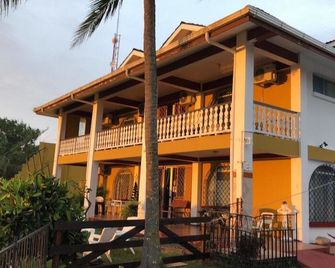 Amalia Inn - La Cruz - Edificio