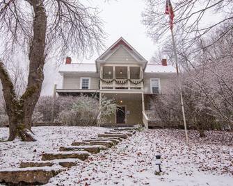 Moore House Inn & Cabins - Marlinton - Building