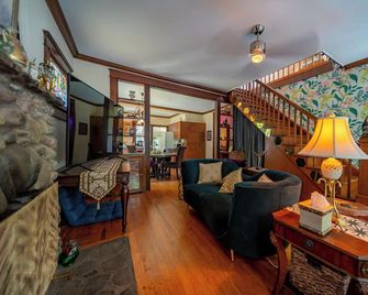 1920s Phoenicia Bungalow with Vintage Furnishings, Sauna, Fireplace, & Fenced Backyard - Phoenicia