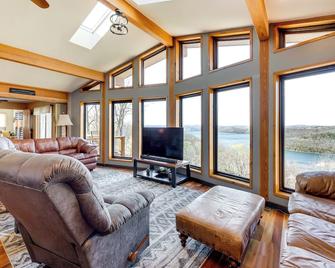 Eureka Springs Vacation Rental Near Beaver Lake! - Eureka Springs - Living room