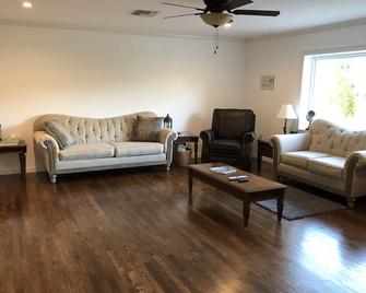 Sleeps Up To 12 -Large Belleview Home On 10 Acres- Non Smokers Only - Belleview - Sala de estar
