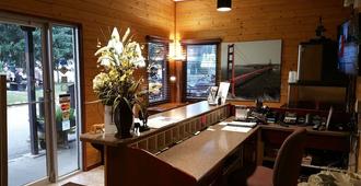 Yellowhead Motel - Valemount - Front desk