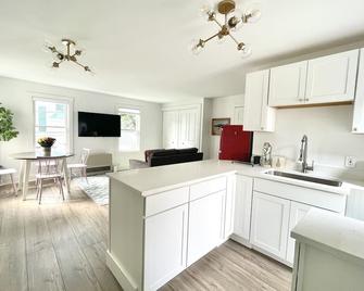 Downtown Brunswick New Look Old Charm Next to Bowdoin - Brunswick - Kitchen