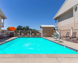 Travelodge by Wyndham Angels Camp CA - Angels Camp - Zwembad