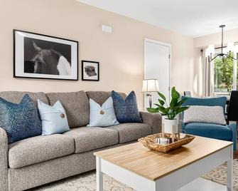 New! Comfy Flat near Downtown Roseville - Roseville - Living room