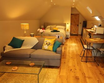 The Hive - Beautiful Studio with amazing Hot Tub - Halesworth - Bedroom