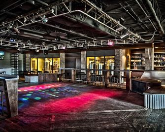 Days Inn & Conference Centre by Wyndham Camrose Norsemen - Camrose - Bar