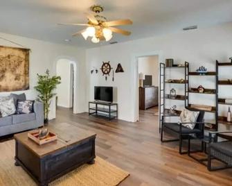 The Blue Pearl \nPeaceful, central location minutes from everything - Aransas Pass - Living room